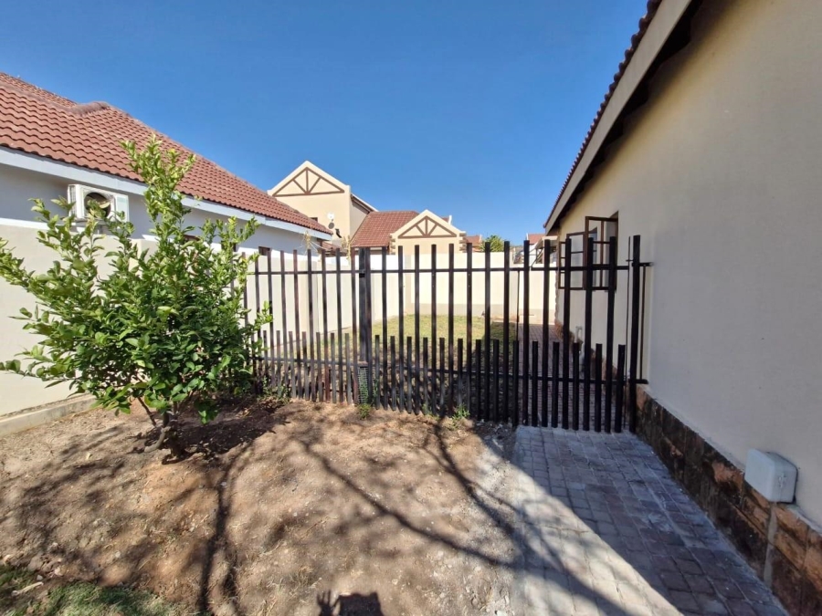 To Let 3 Bedroom Property for Rent in Meerhof North West